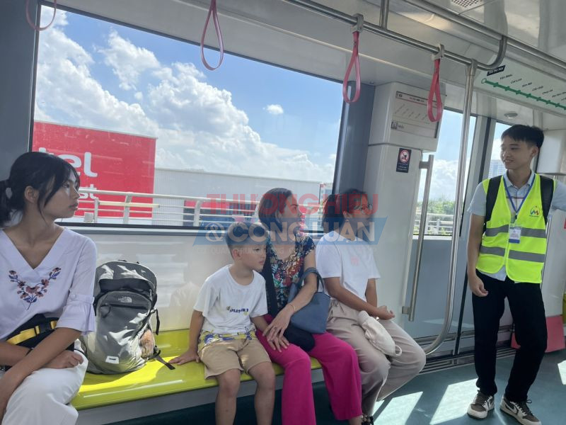 Người dân Thủ đô trải nghiệm chuyến tàu sáng 8/8. Trong 15 ngày đầu khai thác, hành khách đi tàu sẽ được miễn phí. Ảnh: Huy Hùng/TTXVN