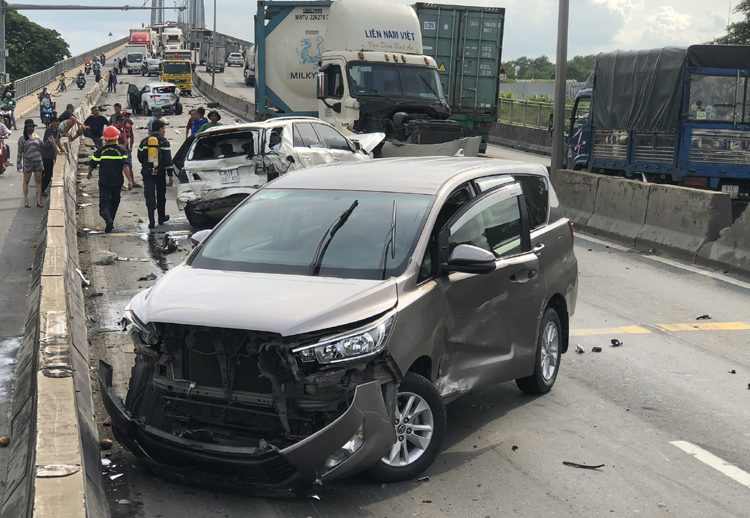 Các mảnh vỡ, ô tô hư hỏng nằng trên dốc cầu Phú Mỹ sau vụ tai nạn liên hoàn.