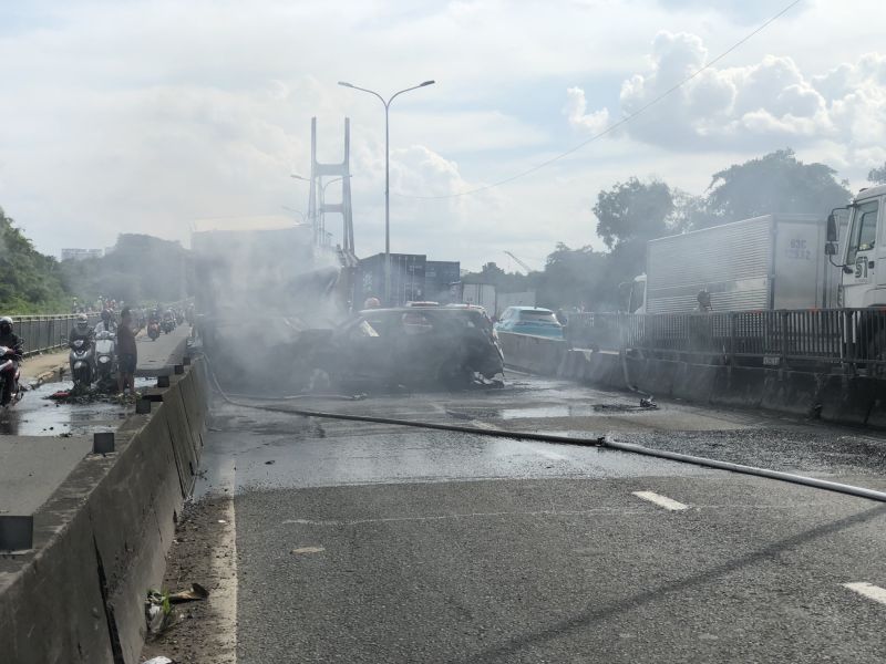 Lực lượng cảnh sát PCCC và CNCH tiếp cận khống chế đám cháy 3 xe gồm xe tải và 2 ô tô con. Ảnh: NH.