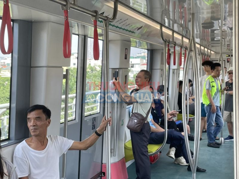 Nhiều du khách hào hứng sử dụng điện thoại để ghi lại những khoảnh khắc trên chuyến tàu (Ảnh: Hoàng Nam)