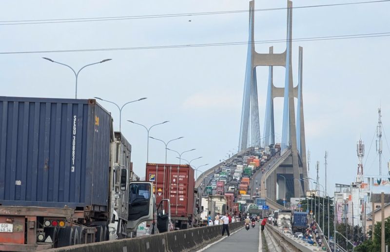 Vụ tai nạn khiến các phương tiện trên cầu Phú Mỹ, ô tô xếp hàng kín mặt đường. Ảnh: N.T.