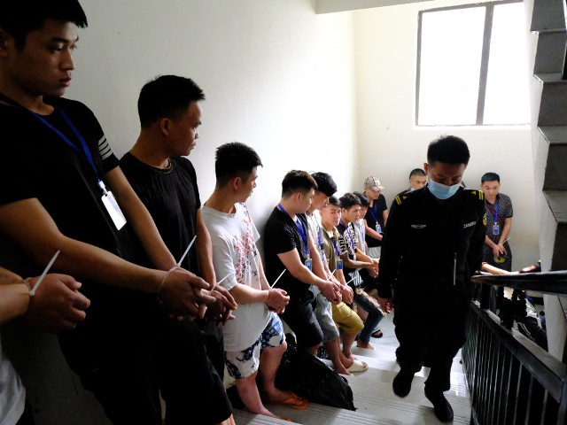 Lực lượng chức năng bắt giữ các đối tượng bỏ chạy theo hướng cầu thang bộ, ban công.