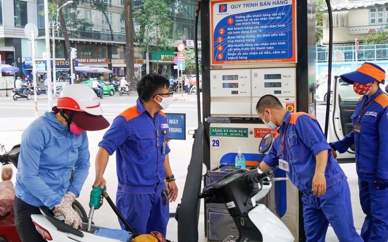 Chiều nay, giá xăng đầu trong nước có thể giảm gần 1.000 đồng/lít