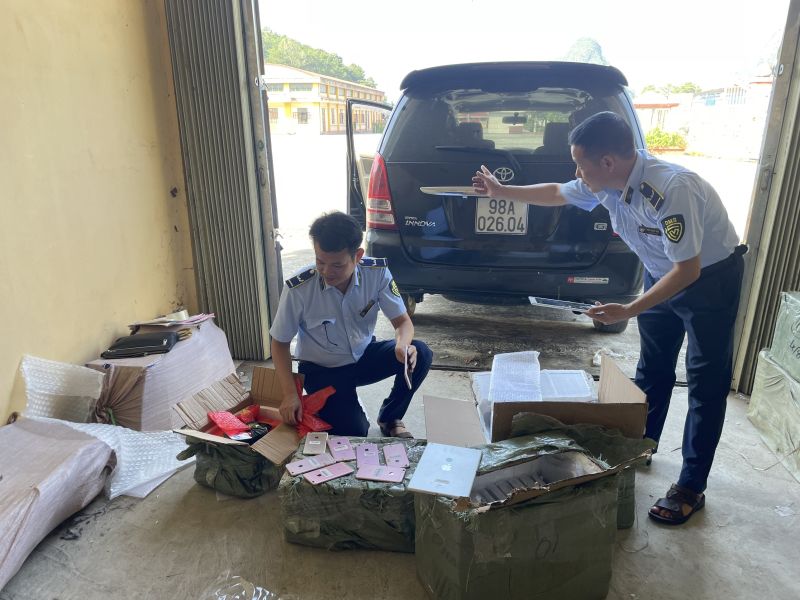 Lực lượng chức năng kiểm tra hàng hóa vi phạm Lực lượng chức năng kiểm tra hàng hóa vi phạm