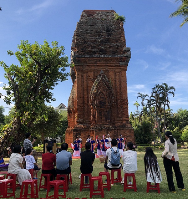 Tháp Đôi là 1 trong những “địa chỉ” nằm trong Chương trình “Du lịch, Điện ảnh và Thể thao - Tự hào bản sắc Việt”. Trong ảnh: Đông đảo du khách chiêm ngưỡng màn múa Chăm tại Tháp Đôi. Ảnh: Viết Hiền