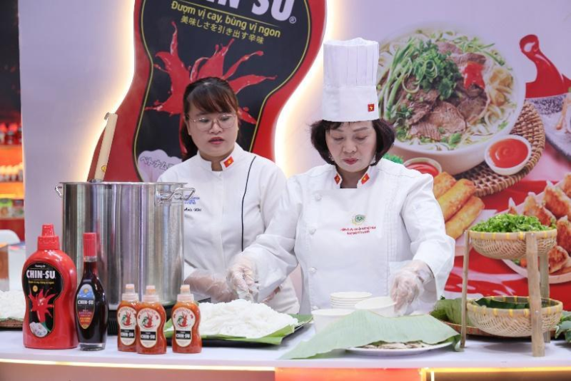 Nghệ nhân Lê Thị Thiết - Chủ tịch Câu lạc bộ Phở Nam Định sử dụng nhiều gia vị Chin-su để nấu món phở bò