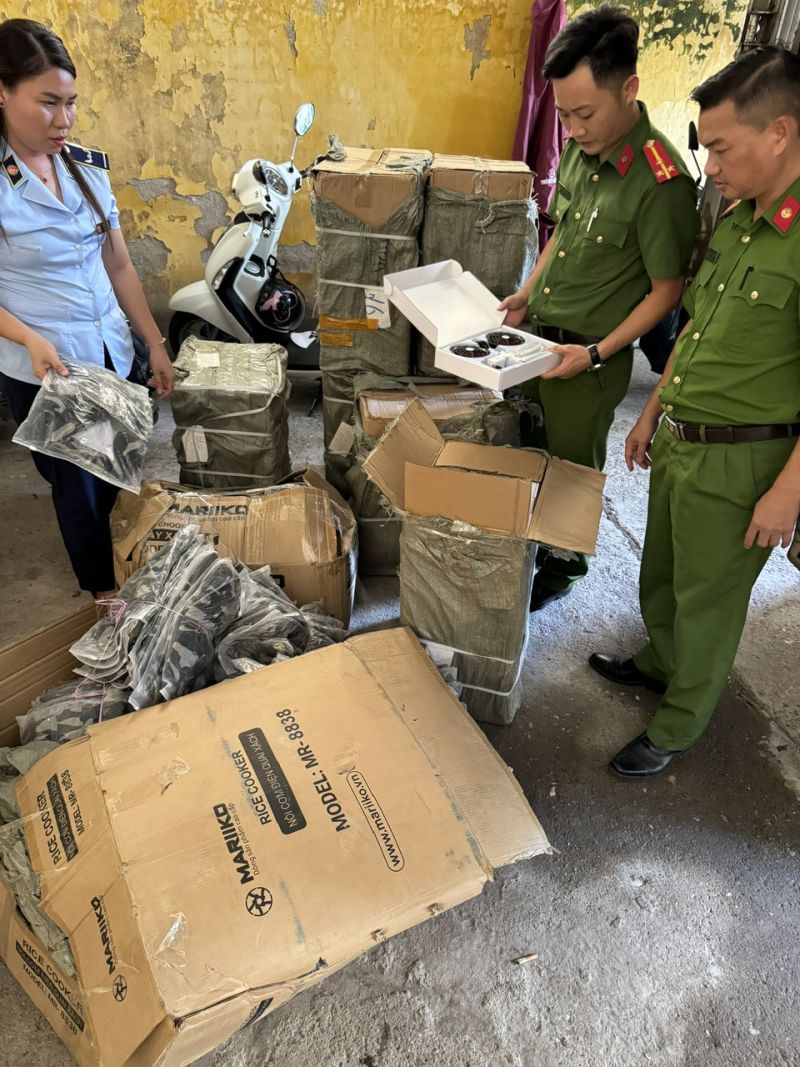 Hình ảnh kiểm tra hàng hóa có dấu hiệu vi phạm