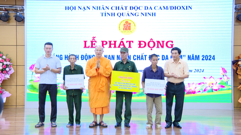 Đại diện các đơn vị trao hỗ trợ xây nhà cho 3 hộ gia đình nạn nhân chất độc da cam trên địa bàn tỉnh.