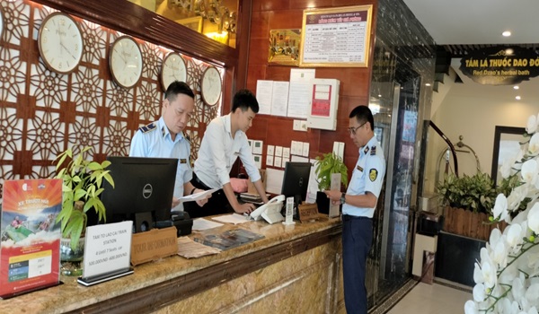 Lực lượng chức năng kiểm tra kết hợp tuyên tuyền hướng dẫn cơ sở kinh doanh thương mại và dịch vụ du lịch tại Sa Pa