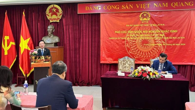 Phó Chủ tịch Quốc hội Nguyễn Khắc Định phát biểu tại buổi gặp mặt đại diện cộng đồng người Việt tại Malaysia