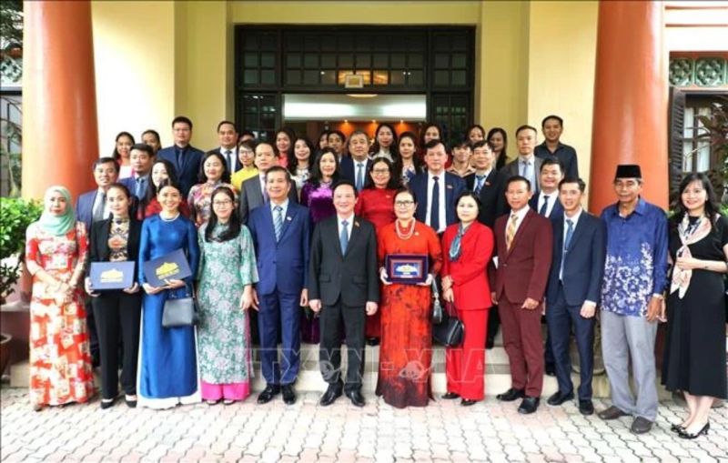 Phó Chủ tịch Quốc hội Nguyễn Khắc Định chụp ảnh lưu niệm cùng cán bộ, nhân viên Đại sứ quán Việt Nam tại Malaysia và đại diện cộng đồng người Việt tại Malaysia