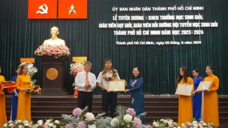 Đồng chí Nguyễn Thị Lệ trao bằng khen cho học sinh đạt thành tích cao trong năm học 2023 - 2024