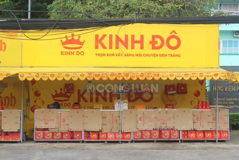 Gian hàng bánh Trung thu trên đường Đỗ Xuân Hợp, TP. Thủ Đức, TP. Hồ Chí Minh