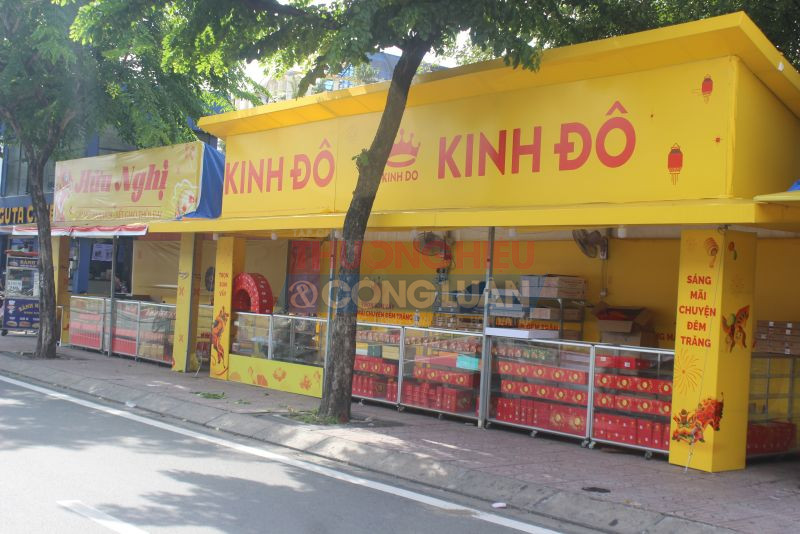 Gian hàng bánh Trung thu trên đường Phạm Văn Đồng, TP. Thủ Đức, TP. Hồ Chí Minh