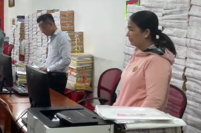 Bà Cao Thị Kiều Diễm (phải) lúc bị bắt. Ảnh: Công an cung cấp