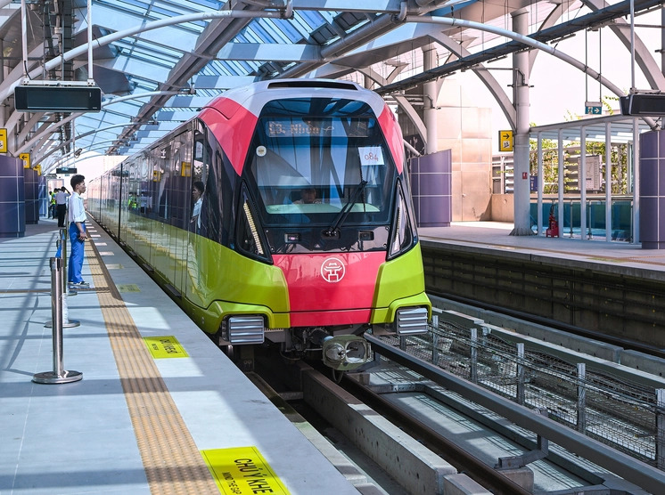 8h sáng 8/8, metro Nhổn - ga Hà Nội chính thức đón khách. Ảnh: Phạm Hải