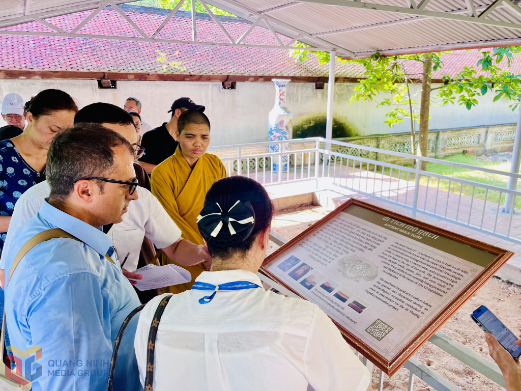 Đoàn chuyên gia nghe giới thiệu về di tích mộ gạch. Di tích được phát lộ khi nghiên cứu khai quật khảo cổ phục vụ tôn tạo chùa Bí Thượng năm 2006. Đoàn chuyên gia nghe giới thiệu về di tích mộ gạch. Di tích được phát lộ khi nghiên cứu khai quật khảo cổ phục vụ tôn tạo chùa Bí Thượng năm 2006.