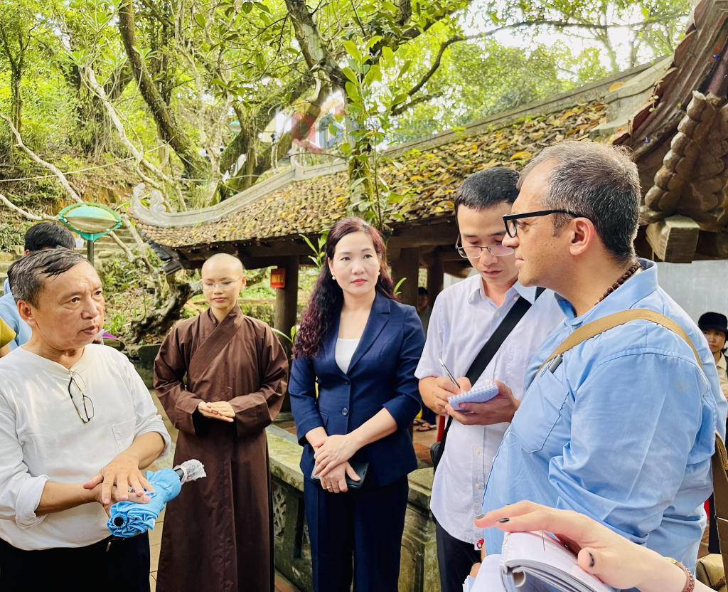 Đoàn chuyên gia kiểm tra công tác bảo vệ, quản lý, bảo tồn, tôn tạo tại chùa Suối Tắm. Đoàn chuyên gia kiểm tra công tác bảo vệ, quản lý, bảo tồn, tôn tạo tại chùa Suối Tắm.