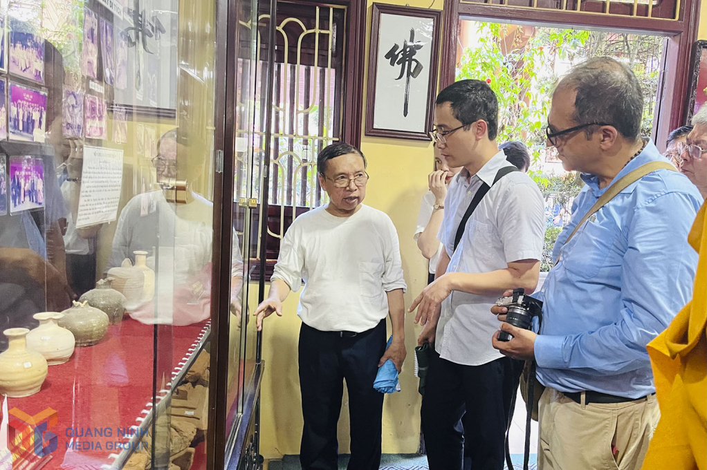 Đoàn chuyên gia nghe giới thiệu về lịch sử và các di chỉ khảo cổ tại chùa Lân. Đoàn chuyên gia nghe giới thiệu về lịch sử và các di chỉ khảo cổ tại chùa Lân.