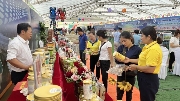 Lào Cai thành lập Trung tâm Xúc tiến đầu tư, thương mại