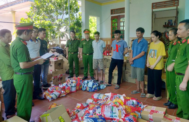 Cơ quan Cảnh sát điều tra Công an huyện Vĩnh Lộc thi hành Lệnh khám xét khẩn cấp Tổng kho Đông Hưng do Lê Tuấn Thành (dấu X) làm chủ