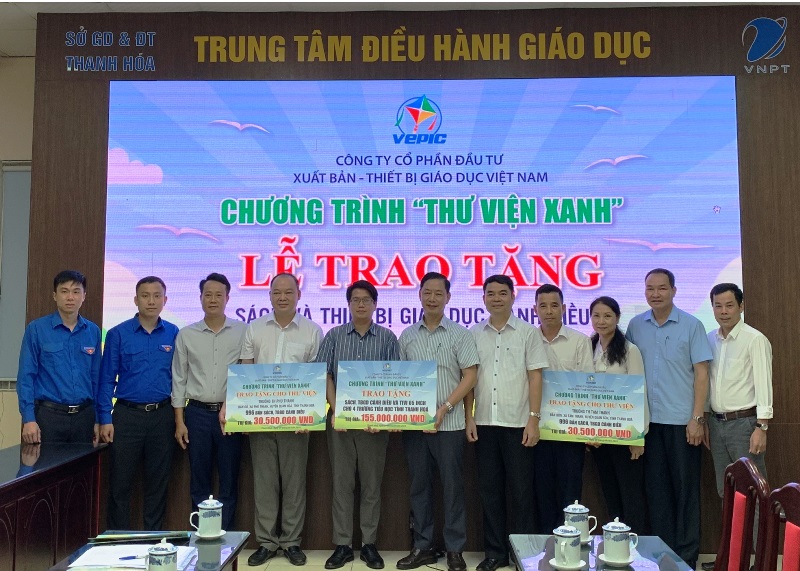 Đại diện lãnh đạo Sở GD&ĐT Thanh Hóa tiếp nhận quà tặng.