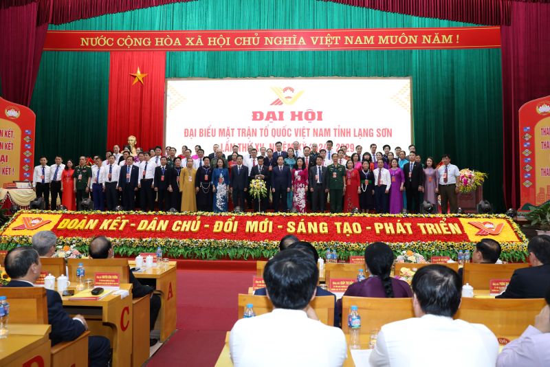 Các Ủy viên Uỷ ban MTTQ Việt Nam tỉnh Lạng Sơn khoá XV, nhiệm kỳ 2024-2029 ra mắt tại đại hội