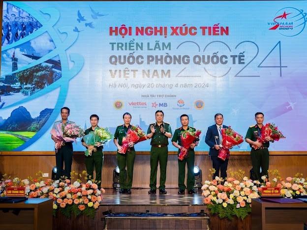 Đại tá Phan Chiến Thắng – Tổng Giám đốc Tổng công ty GAET nhận hoa chúc mừng của Thủ trưởng cấp trên tại Hội nghị Xúc tiến Triển lãm QPQTVN 2024