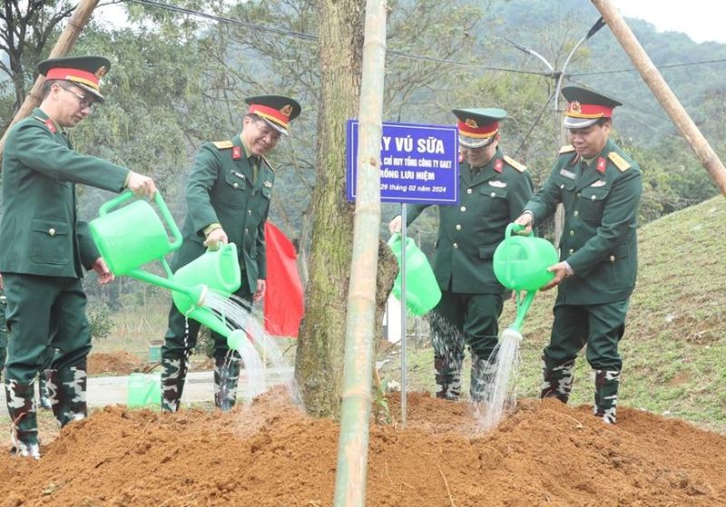 Lãnh đạo, chỉ huy Tổng công ty GAET tham gia trồng cây Vú sữa tại khuôn viên Chi nhánh Ninh Bình thuộc Công ty Vật liệu nổ công nghiệp.