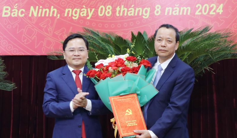 Bí thư Tỉnh ủy Nguyễn Anh Tuấn trao Quyết định nghỉ hưu và tặng hoa chúc mừng đồng chí Nguyễn Quốc Chung.