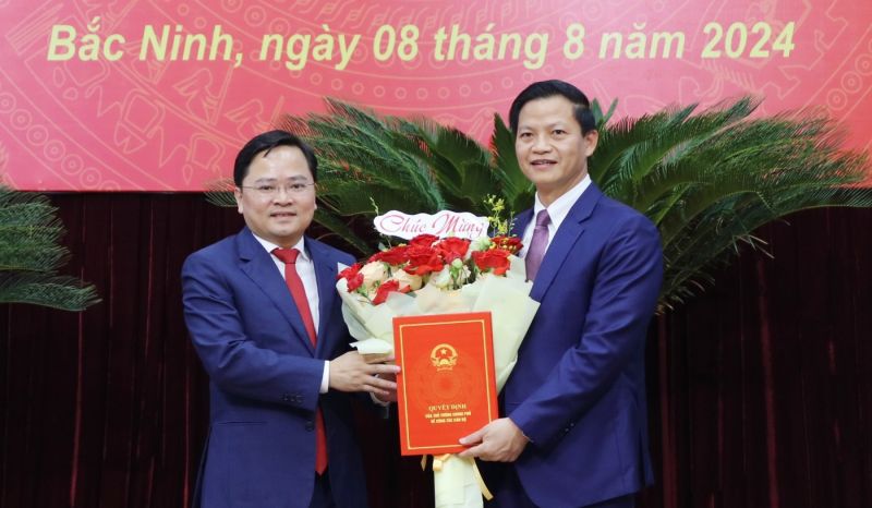 Bí thư Tỉnh ủy Nguyễn Anh Tuấn trao Quyết định và tặng hoa chúc mừng đồng chí Vương Quốc Tuấn Ủy viên Dự khuyết Ban Chấp hành Trung ương Đảng, Phó Bí thư Tỉnh ủy, Chủ tịch UBND tỉnh.