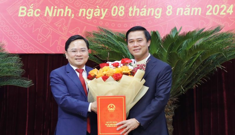 Bí thư Tỉnh ủy Nguyễn Anh Tuấn trao Quyết định và tặng hoa chúc mừng đồng chí Lê Xuân Lợi, Phó Chủ tịch UBND tỉnh.