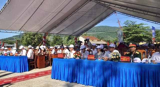 Đại biểu l&atilde;nh đạo c&aacute;c sở, ng&agrave;nh v&agrave; huyện An L&atilde;o tham dự Lễ ph&aacute;t động. Ảnh: Viết Hiền.