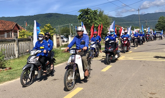 Diễu h&agrave;nh m&ocirc; t&ocirc; hưởng ứng phong tr&agrave;o... Ảnh: V.H