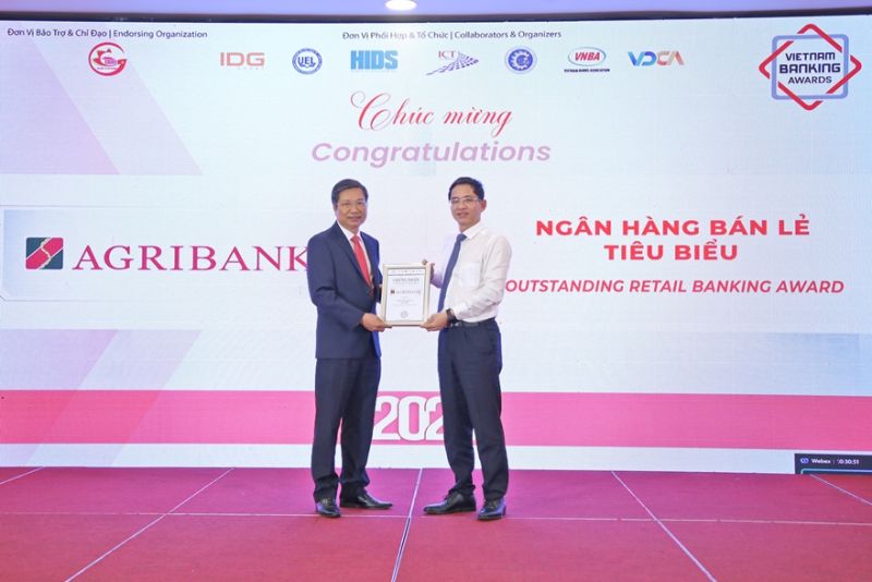 Đại diện Agribank nhận danh hiệu “Ngân hàng bán lẻ tiêu biểu” 2024