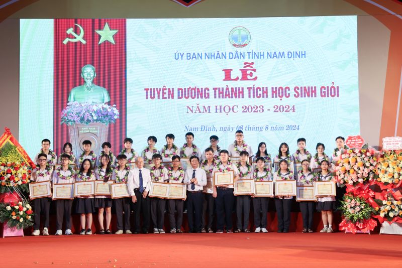 Lãnh đạo Sở Giáo dục và Đào tạo, Hội Khuyến học tỉnh tặng Giấy khen cho học sinh đạt giải Khuyến khích Kỳ thi chọn học sinh giỏi quốc gia và Vòng chung kết Quốc gia cuộc thi vô địch Tin học văn phòng thế giới 2024.