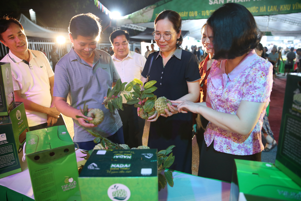 Các đại biểu, người dân tham quan khu vực trưng bày na dai Đông Triều.