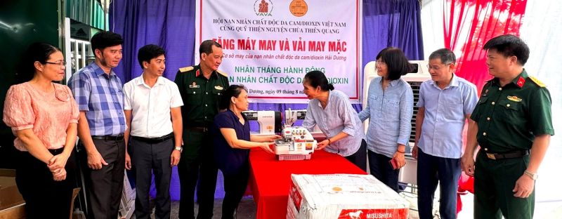 Hải Dương tặng 24 xe lăn cho nạn nhân chất độc da cam