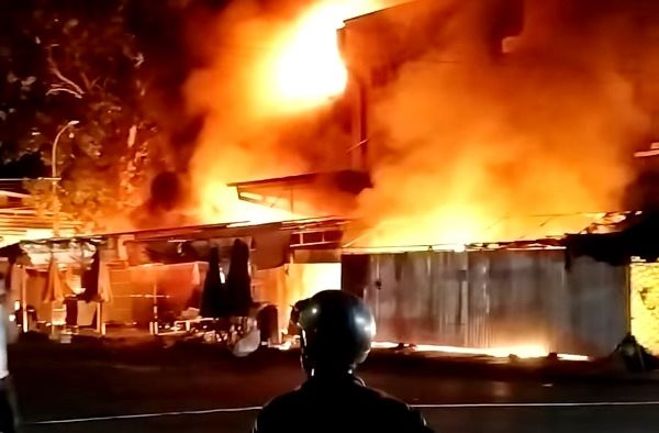 Cháy chợ Mỹ Đức ở An Giang, hàng chục ki ốt bị thiêu rụi