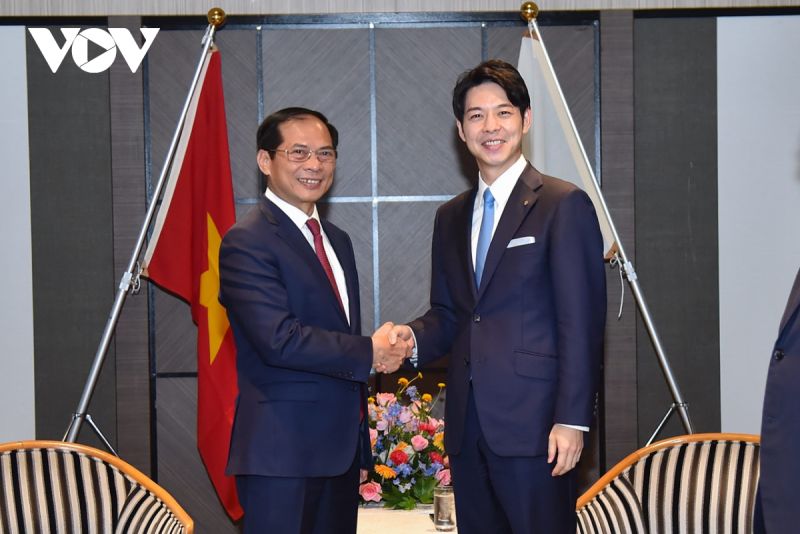 ブイ・タイン・ソン大臣と鈴木直道北海道知事