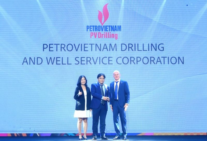 Tổng giám đốc PV Drilling Nguyễn Xuân Cường (giữa) nhận vinh danh“Best Companies to work for in Asia 2024” tại đêm gala trao giải 8/8/2024