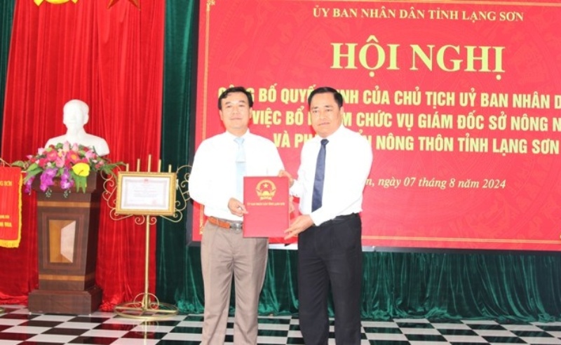 Ông Hồ Tiến Thiệu - Chủ tịch UBND tỉnh trao Quyết định bổ nhiệm cho ông Nguyễn Hữu Chiến - tân Giám đốc Sở NNPTNT