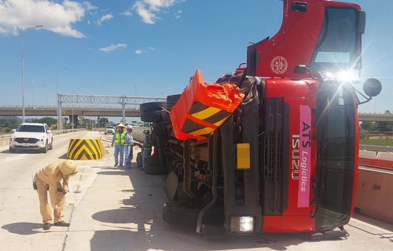 Xe tải nổ lốp lật trên cao tốc Diễn Châu - Bãi Vọt