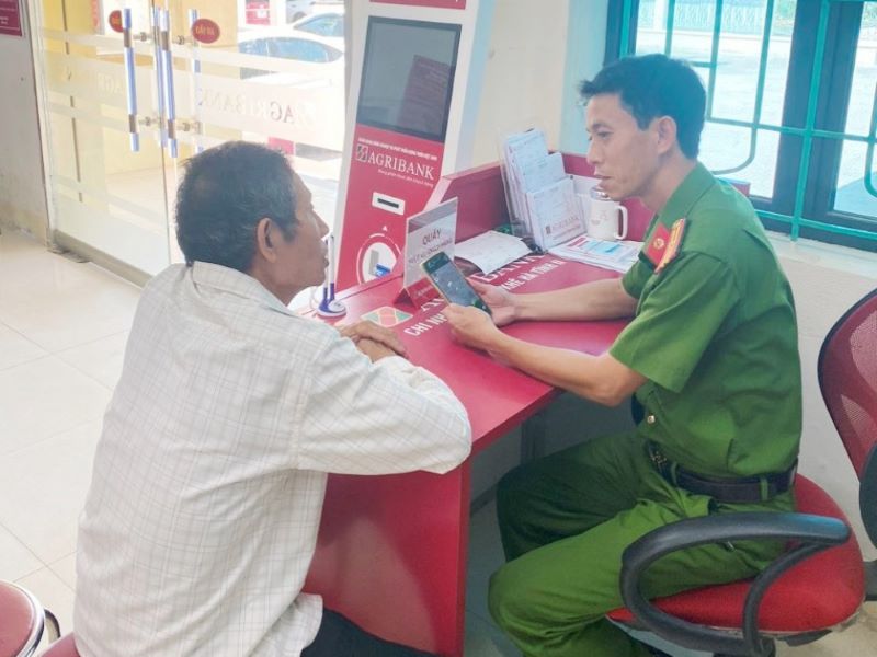 Kịp thời ngăn chặn vụ lừa đảo chuyển tiền qua ngân hàng