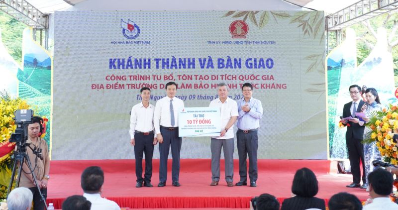 Đồng chí Đỗ Chí Thanh - Phó Tổng Giám đốc Petrovietnam và đồng chí Tạ Quang Huy - Phó Tổng Giám đốc PVFCCo trao tài trợ thực hiện công trình