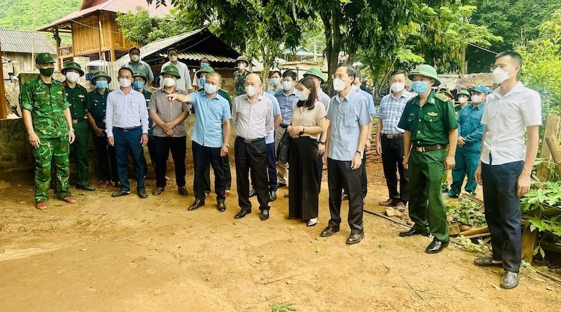 Phó Chủ tịch UBND tỉnh Đầu Thanh Tùng cùng đoàn công tác kiểm tra thực tế tại ổ dịch Khu phố Đoàn Kết.