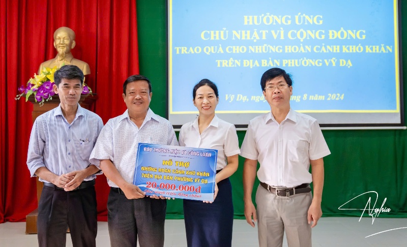 Tạp chí Thương hiệu & Công luận trao tặng 37 phần quà cho các hộ gia đình khó khăn ở Huế