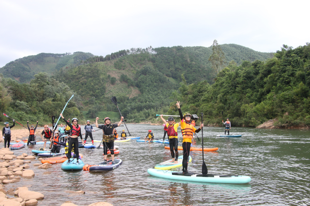 Biểu diễn và trải nghiệm chèo sup trên sông Tiên Yên (đoạn thuộc địa phận huyện Bình Liêu) tại Hội Mùa vàng Bình Liêu năm 2023.