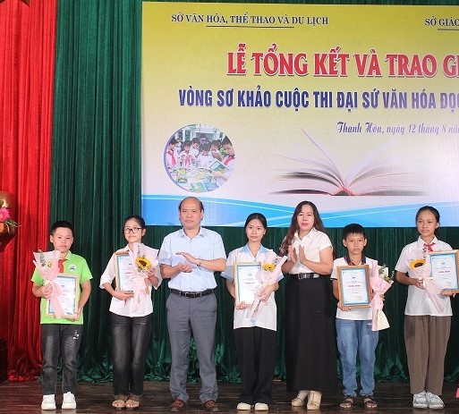 Đại diện Ban Tổ chức trao giải nhất cho các cá nhân có bài dự thi xuất sắc tại vòng sơ khảo cuộc thi Đại sứ văn hóa đọc năm 2024.