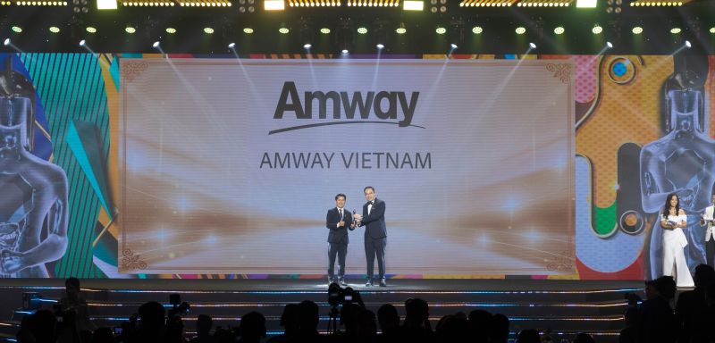 Ông Huỳnh Thiên Triều- Tổng giám Đốc Amway Việt Nam vinh dự được trao tặng phiên bản vàng của chiếc cúp Harmonia với thành tích 5 năm đạt được giải thưởng HR Asia - Nơi làm việc tốt nhất châu Á 2024